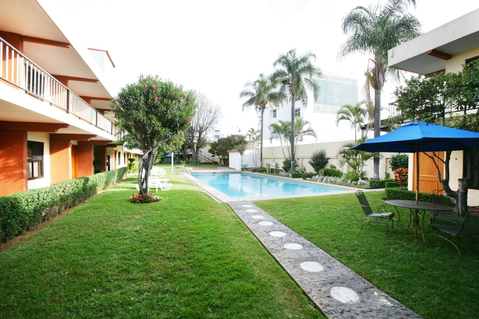 Imagen de la piscina del Hotel Puerta Del Sol, Guadalajara. Foto 8