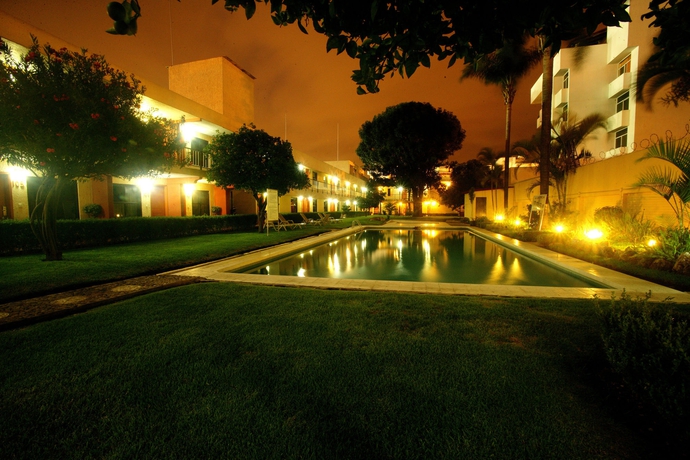 Imagen de la piscina del Hotel Puerta Del Sol, Guadalajara. Foto 10