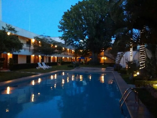 Imagen de la piscina del Hotel Puerta Del Sol, Guadalajara. Foto 11