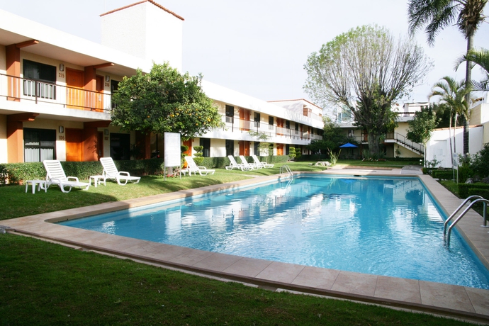 Imagen de la piscina del Hotel Puerta Del Sol, Guadalajara. Foto 15