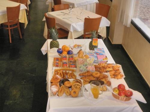 Imagen del bar/restaurante del Hotel Puerta Guadalajara. Foto 2