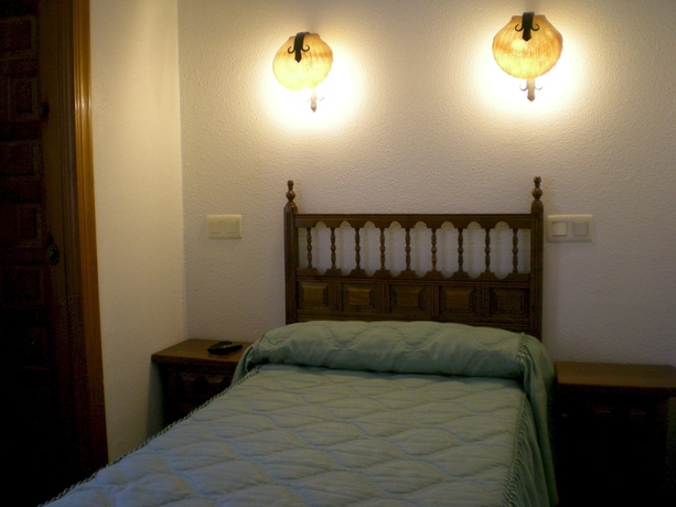 Imagen de la habitación del Hotel Puerta Romeros. Foto 16