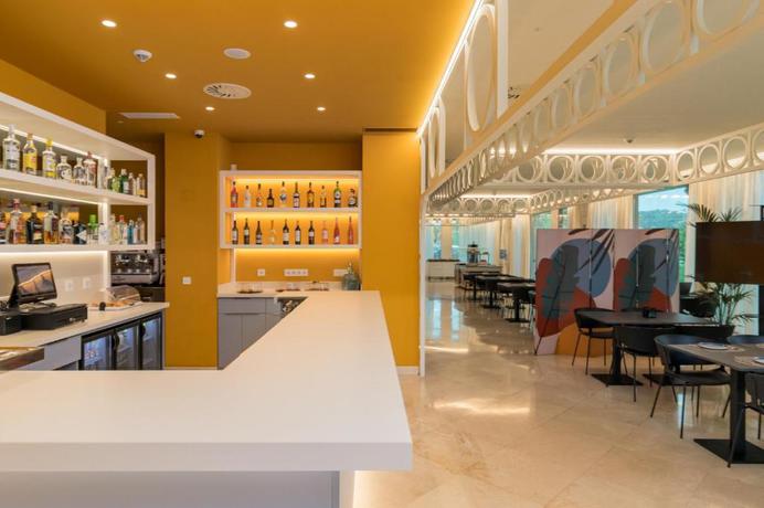 Imagen del bar/restaurante del Hotel Puerta Santander. Foto 8