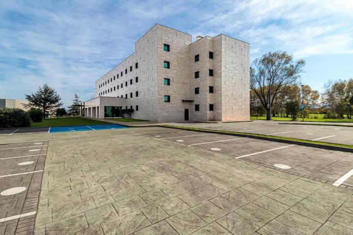 Imagen de los exteriores del Hotel Puerta Santander. Foto 17
