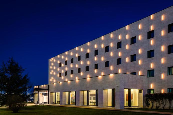 Imagen de los exteriores del Hotel Puerta Santander. Foto 18