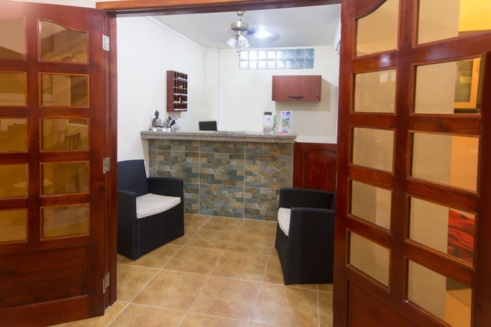 Imagen de los interiores del Hotel Puerta Sol Inn. Foto 18