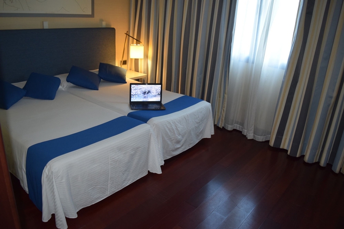 Imagen de la habitación del Hotel Puerta de Alcalá. Foto 2