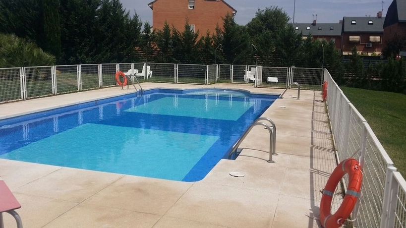 Imagen de la piscina del Hotel Puerta de Alcalá. Foto 11