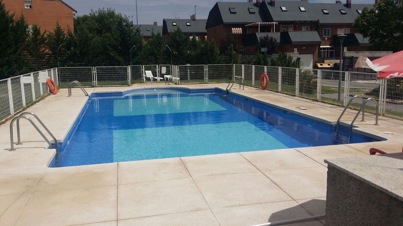 Imagen de la piscina del Hotel Puerta de Alcalá. Foto 12