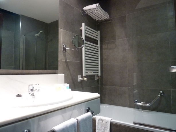 Imagen de la habitación del Hotel Puerta de Alcalá. Foto 3