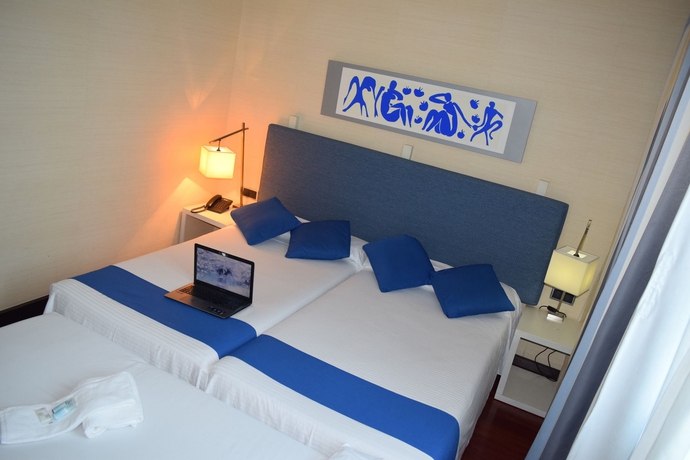 Imagen de la habitación del Hotel Puerta de Alcalá. Foto 5