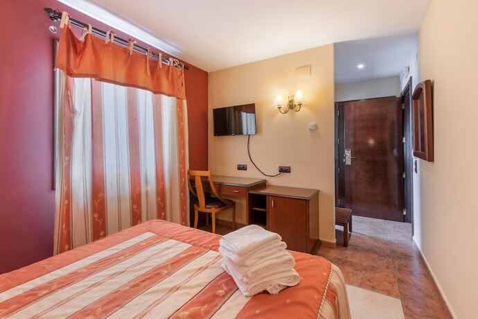Imagen de la habitación del Hotel Puerta de Javalambre. Foto 16