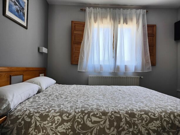 Imagen de la habitación del Hotel Puerta de Javalambre. Foto 17