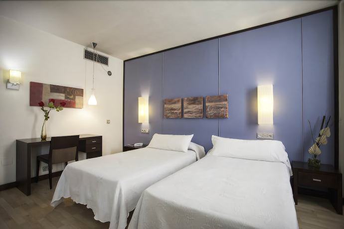 Imagen de la habitación del Hotel Puerta de Ocaña. Foto 4