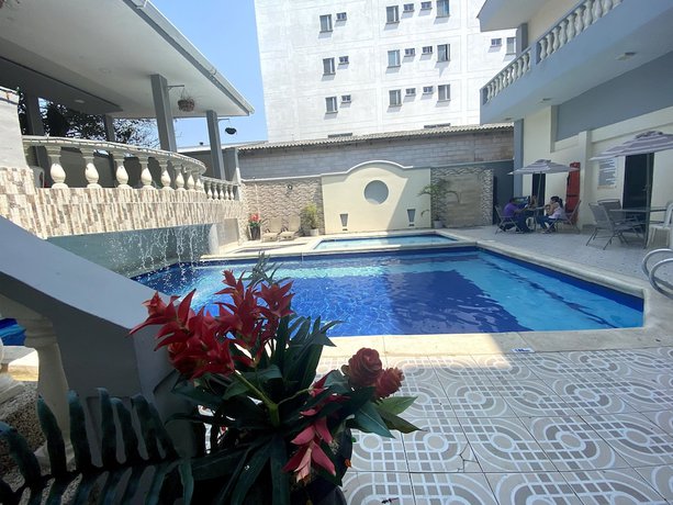 Imagen general del Hotel Puerta de Oro. Foto 1
