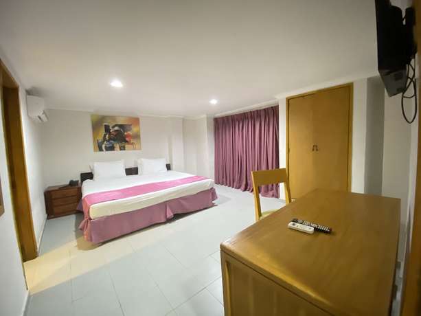 Imagen de la habitación del Hotel Puerta de Oro. Foto 12
