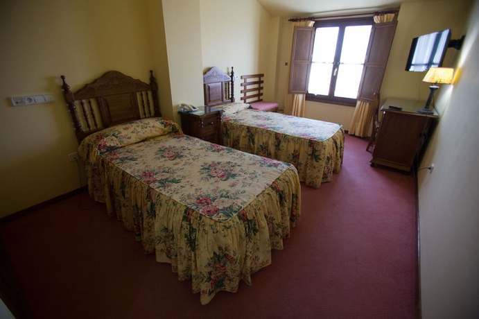 Imagen de la habitación del Hotel Puerta de la Villa. Foto 7