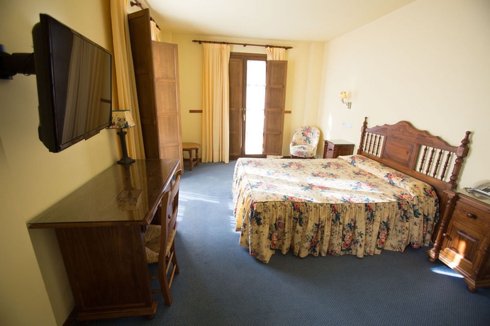 Imagen de la habitación del Hotel Puerta de la Villa. Foto 8