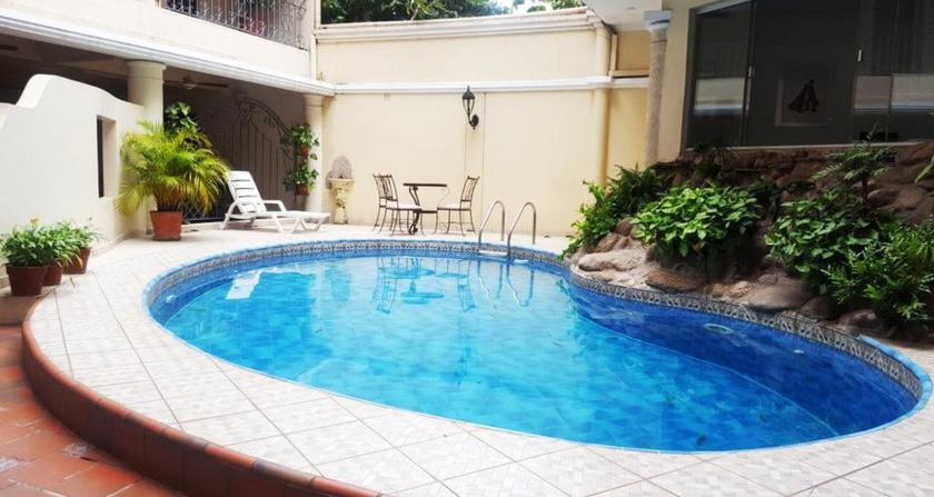 Imagen de la piscina del Hotel Puerta del Rey. Foto 11