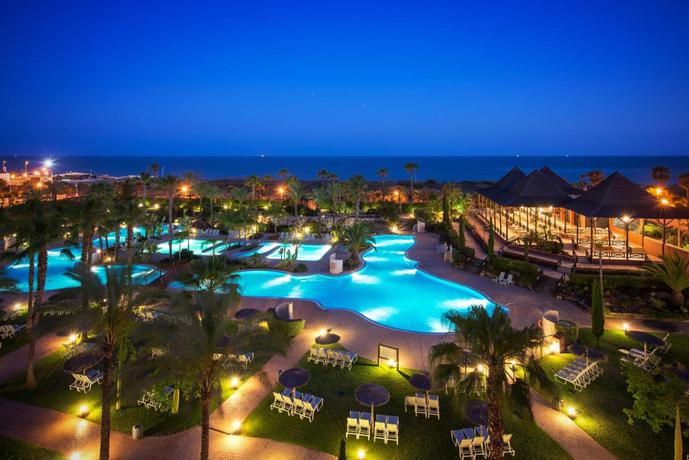 Imagen de los exteriores del Hotel Puerto Antilla Grand. Foto 8