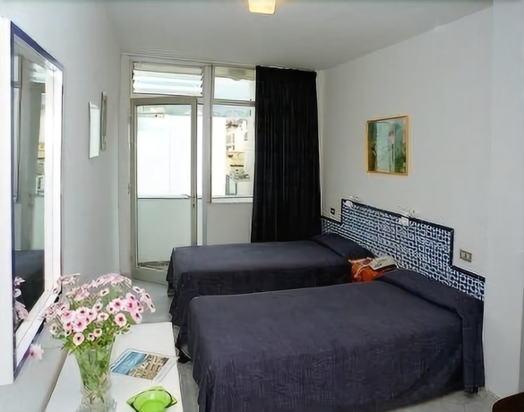 Imagen de la habitación del Hotel Puerto Azul. Foto 10