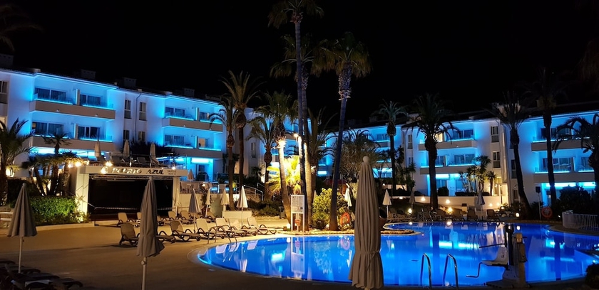 Imagen de la piscina del Hotel Puerto Azul Suite. Foto 17