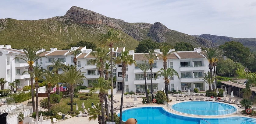 Imagen de la piscina del Hotel Puerto Azul Suite. Foto 18