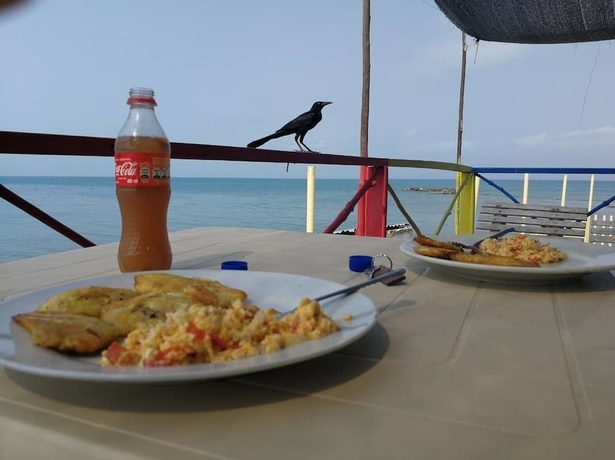 Imagen del bar/restaurante del Hotel Puerto Caracol Isla M&uacute;cura. Foto 4