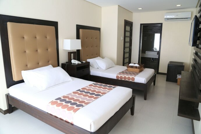 Imagen general del Hotel Puerto Del Sol Beach Resort. Foto 7