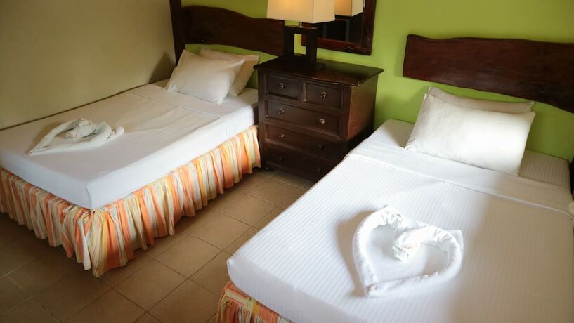 Imagen de la habitación del Hotel Puerto Del Sol Beach Resort. Foto 17