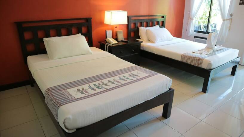 Imagen de la habitación del Hotel Puerto Del Sol Beach Resort. Foto 26