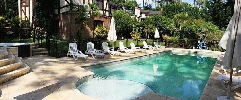 Imagen de la piscina del Hotel Puerto Hamlet. Foto 14