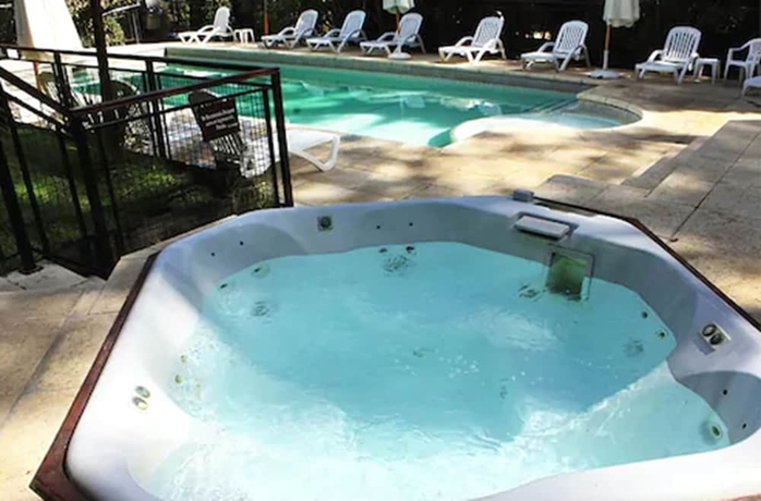 Imagen de la piscina del Hotel Puerto Hamlet. Foto 19