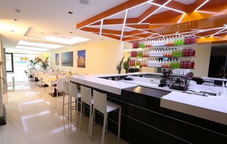 Imagen del bar/restaurante del Hotel Puerto Mercado. Foto 4