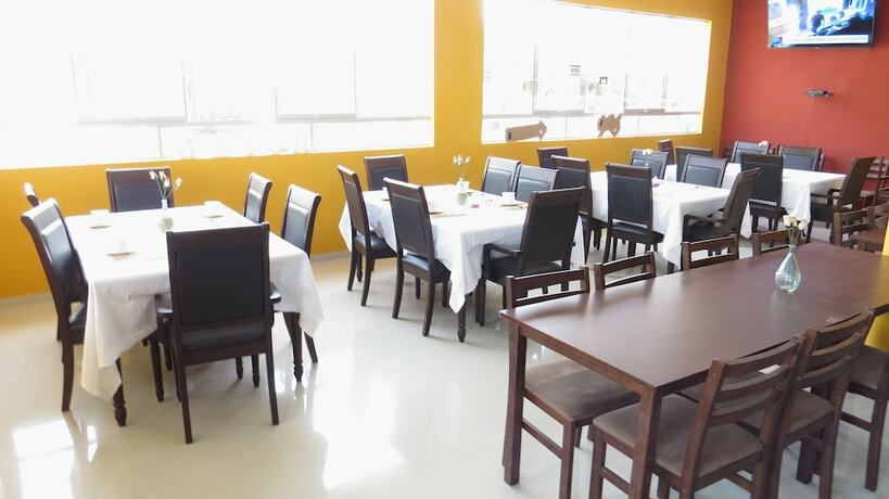 Imagen del bar/restaurante del Hotel Puerto Varas De Punta Sal. Foto 14