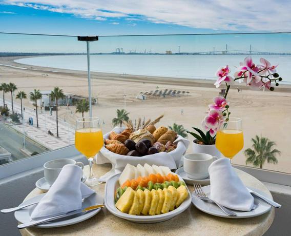 Imagen de la habitación del Hotel Puertobahia y SPA. Foto 5