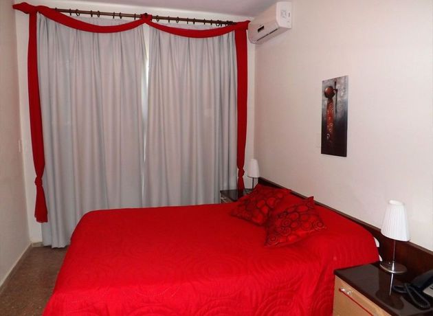 Imagen de la piscina del Hotel Puesta Del Sol. Foto 14