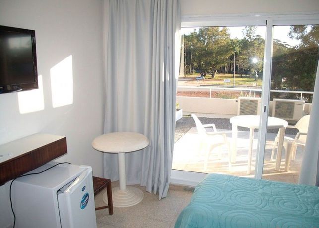 Imagen de la piscina del Hotel Puesta Del Sol. Foto 16