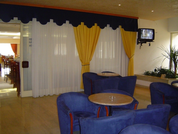 Imagen del bar/restaurante del Hotel Pula. Foto 3