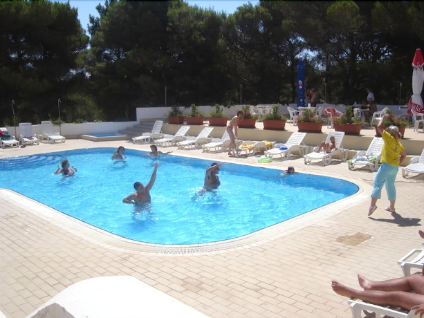 Imagen de la piscina del Hotel Pula. Foto 19