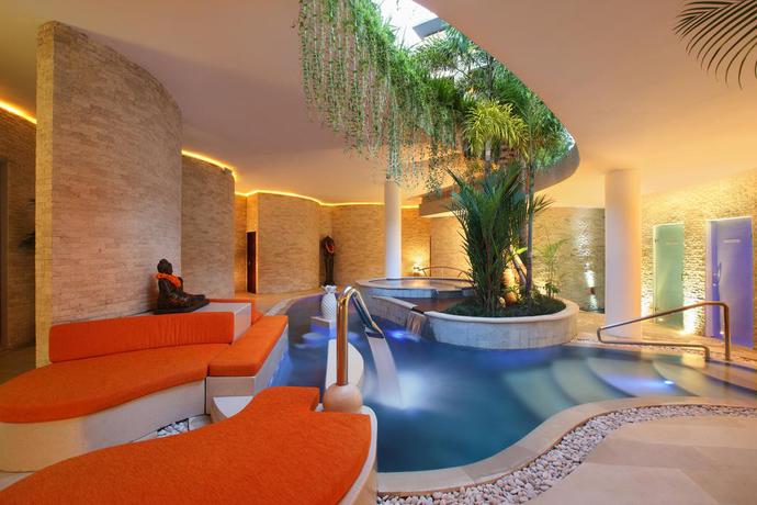 Imagen de la piscina del Hotel Pullman Bali Legian Beach. Foto 19