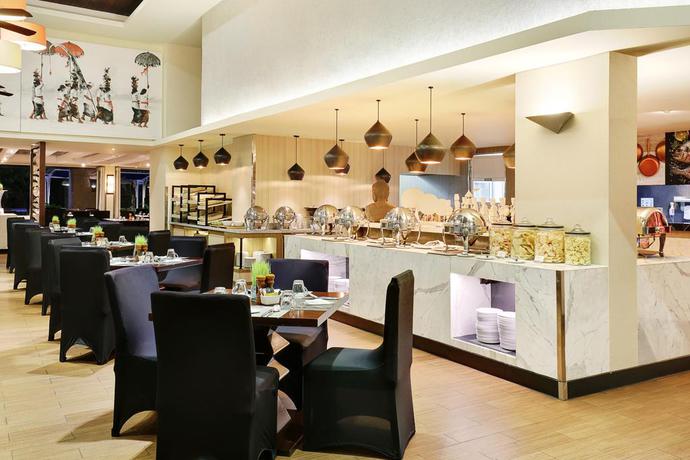 Imagen del bar/restaurante del Hotel Pullman Bali Legian Beach. Foto 4