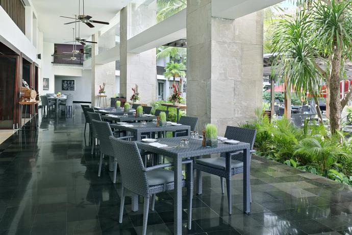 Imagen del bar/restaurante del Hotel Pullman Bali Legian Beach. Foto 5
