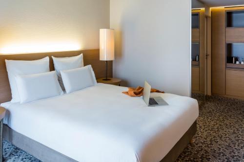 Imagen de la habitación del Hotel Pullman Basel Europe. Foto 13