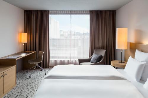 Imagen de la habitación del Hotel Pullman Basel Europe. Foto 14
