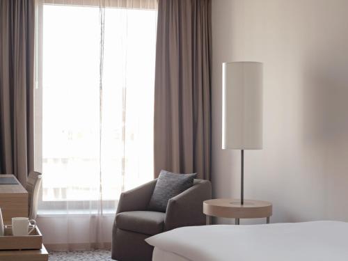 Imagen de la habitación del Hotel Pullman Basel Europe. Foto 16