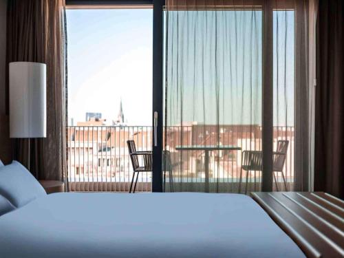 Imagen de la habitación del Hotel Pullman Basel Europe. Foto 19