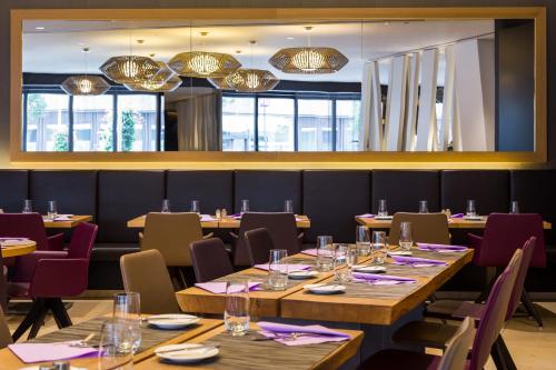 Imagen del bar/restaurante del Hotel Pullman Basel Europe. Foto 12