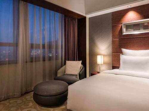 Imagen de la habitación del Hotel Pullman Beijing South. Foto 16