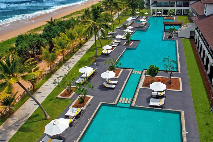 Imagen de la piscina del Hotel Pullman Bentota Resort and Spa. Foto 14